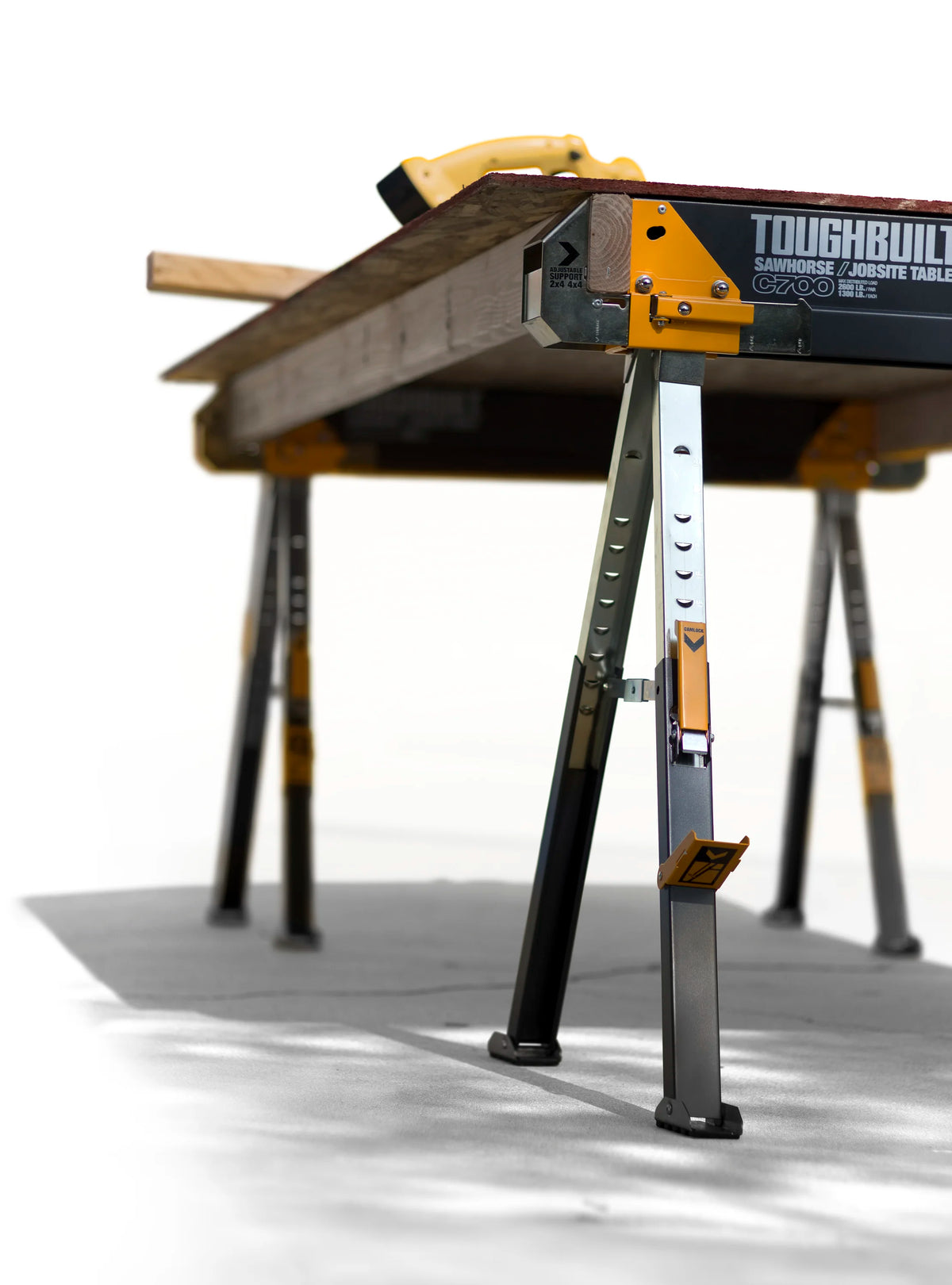 Caballete ToughBuilt TB-C700 con tabla para mesa de trabajo